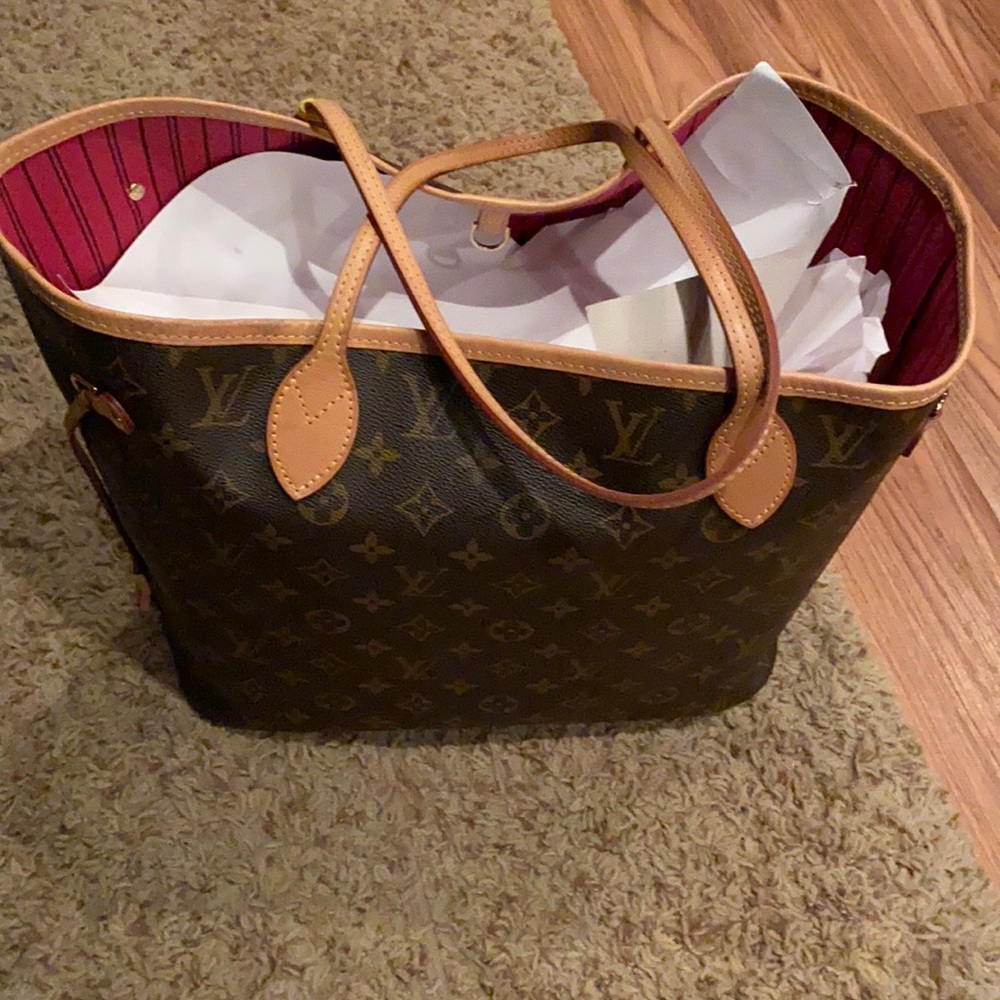 Selling the neverfull mm with its pouch